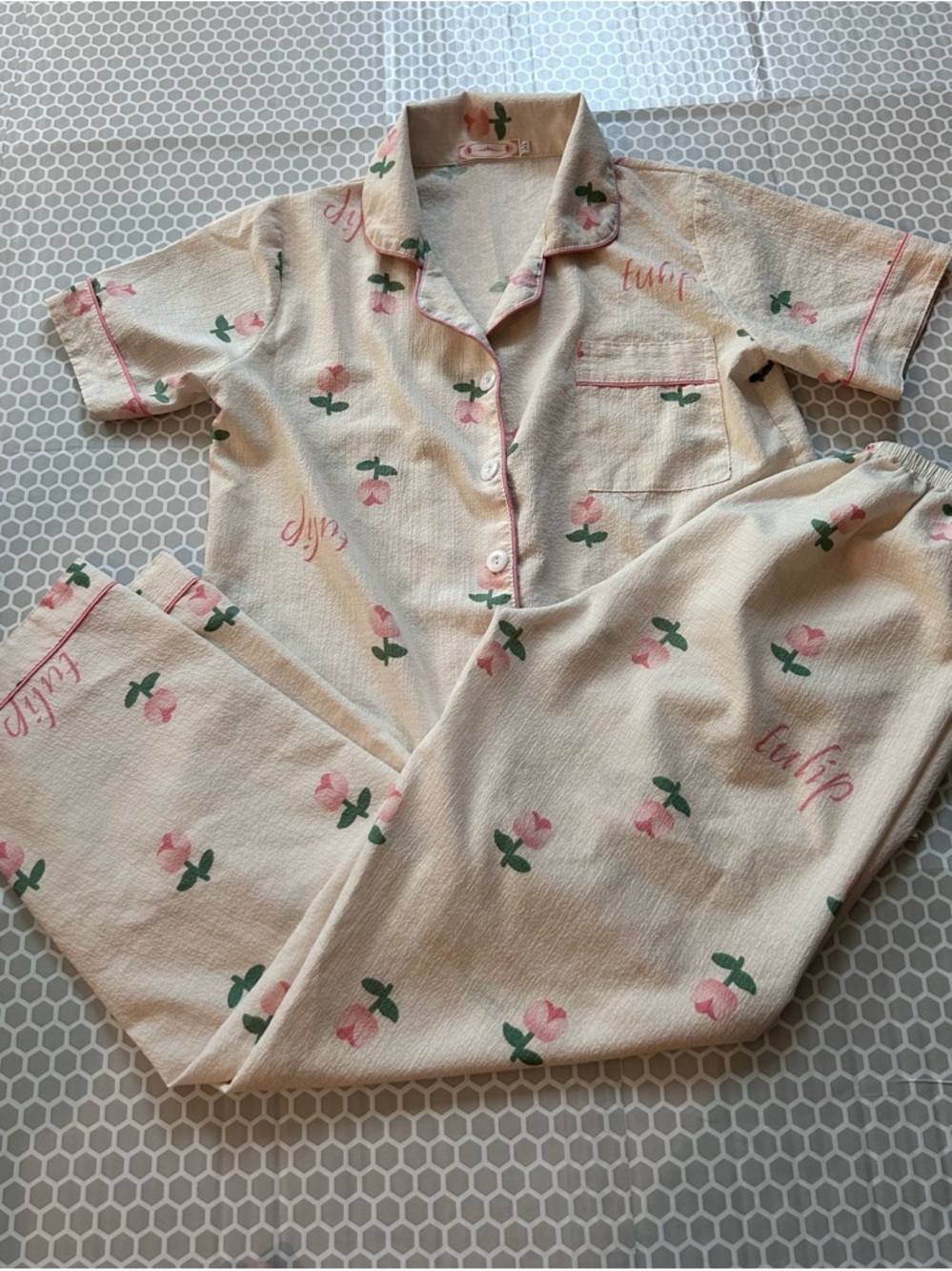 Cream Floral Short-Sleeve Kids Pajama Set with Pink Tulip Print. Size M